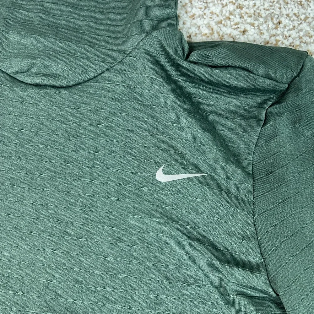 Nike Womens Pullover Medium Green Therma Fit High Neck Base Layer Running Top